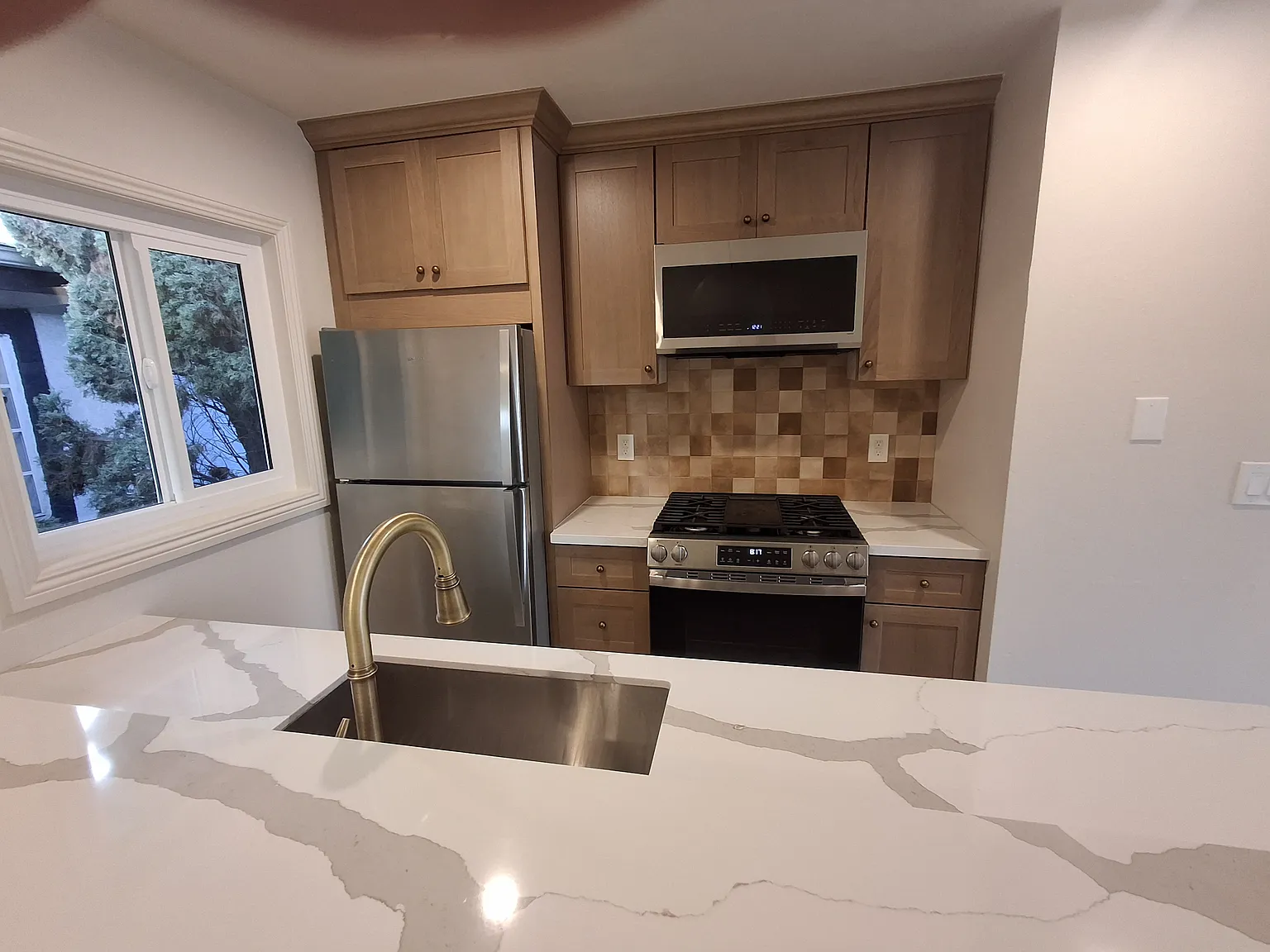 3 bed, 1255 sqft, $3,295 — Photo 3