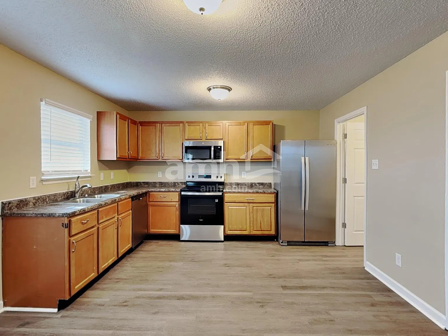 3 bed, 2.5 bath, 2035 sqft, $1,975 — Photo 3