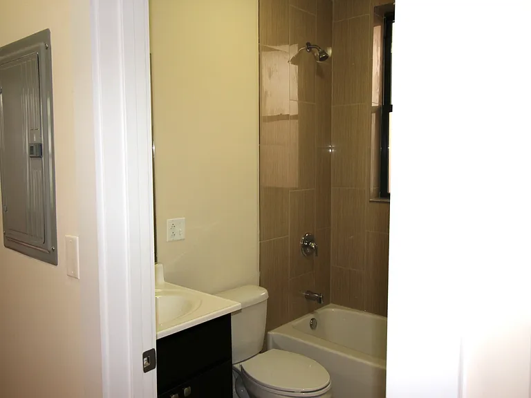 2540-42 W Augusta Blvd #2R — Photo 5
