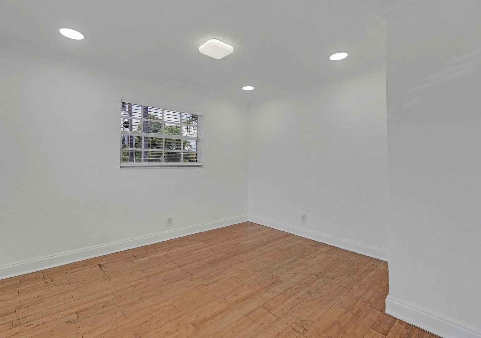 Spacious 3-Bedroom Home with Private Pool & Canal Frontage! — Photo 4