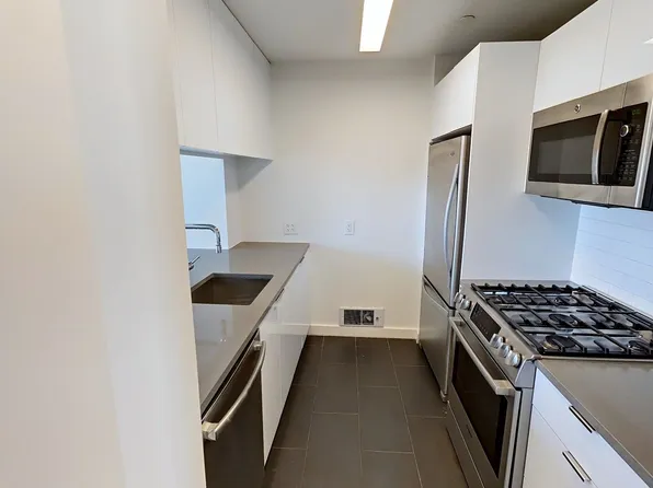 45 Hoyt Street image 2 of 11