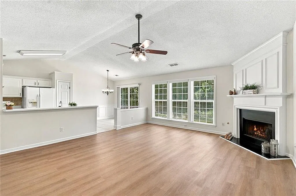 3 bed, 2.0 bath, 1375 sqft, $2,200 — Photo 3