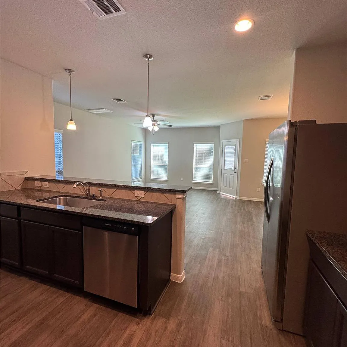 4 bed, 2.5 bath, 2007 sqft, $1,850 — Photo 4