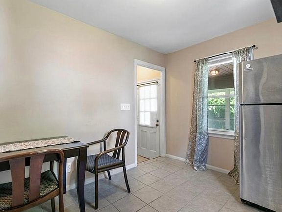 4th image of 214 Rosewood Ave