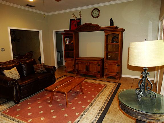 3rd image of 608 Oak St