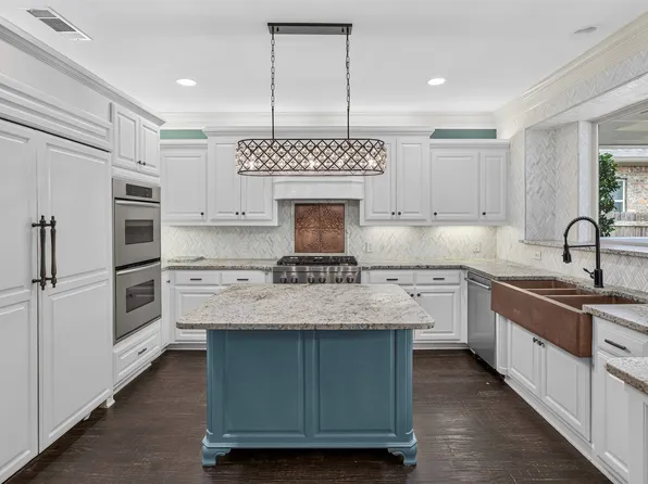 2204 Castle View Rd, Mansfield, TX 76063