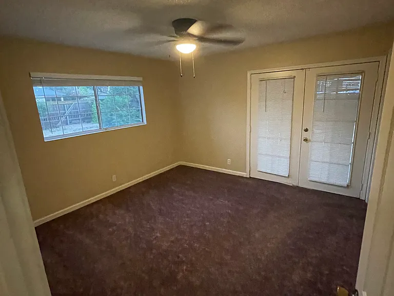920 Houser Ln — Photo 2