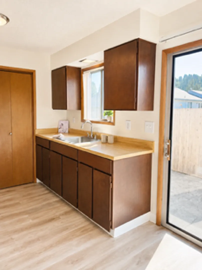 Cozy 2 bedroom, 1 bathroom apt near Downtown Milwaukie. Discounted rent for the first 2 months! — Photo 4