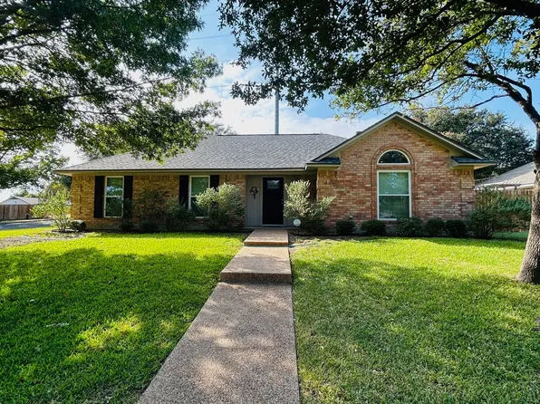 100 Cross Country Dr, Hewitt, TX 76643