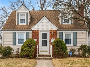 29 Sunset Ter, Cranston, RI 02905