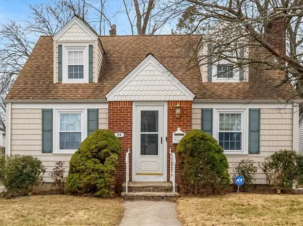 29 Sunset Ter, Cranston, RI 02905