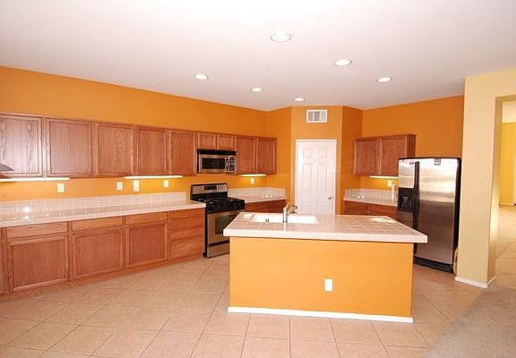SPACIOUS KITCHEN