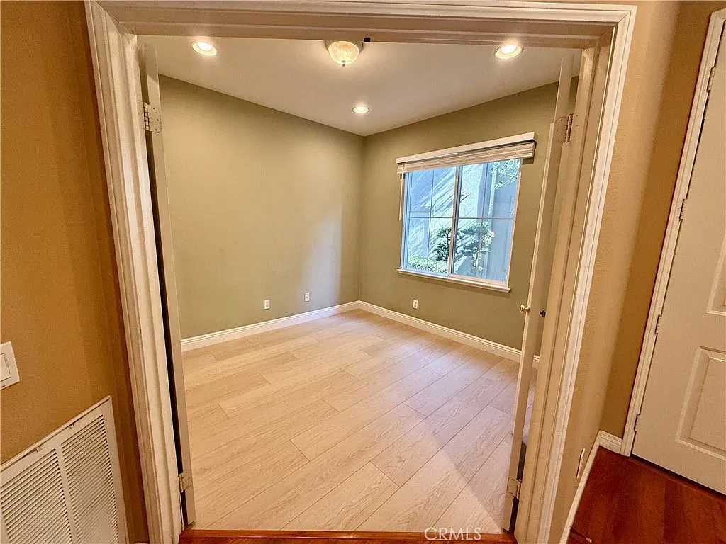 4 bed, 2004 sqft, $4,600 — Photo 4