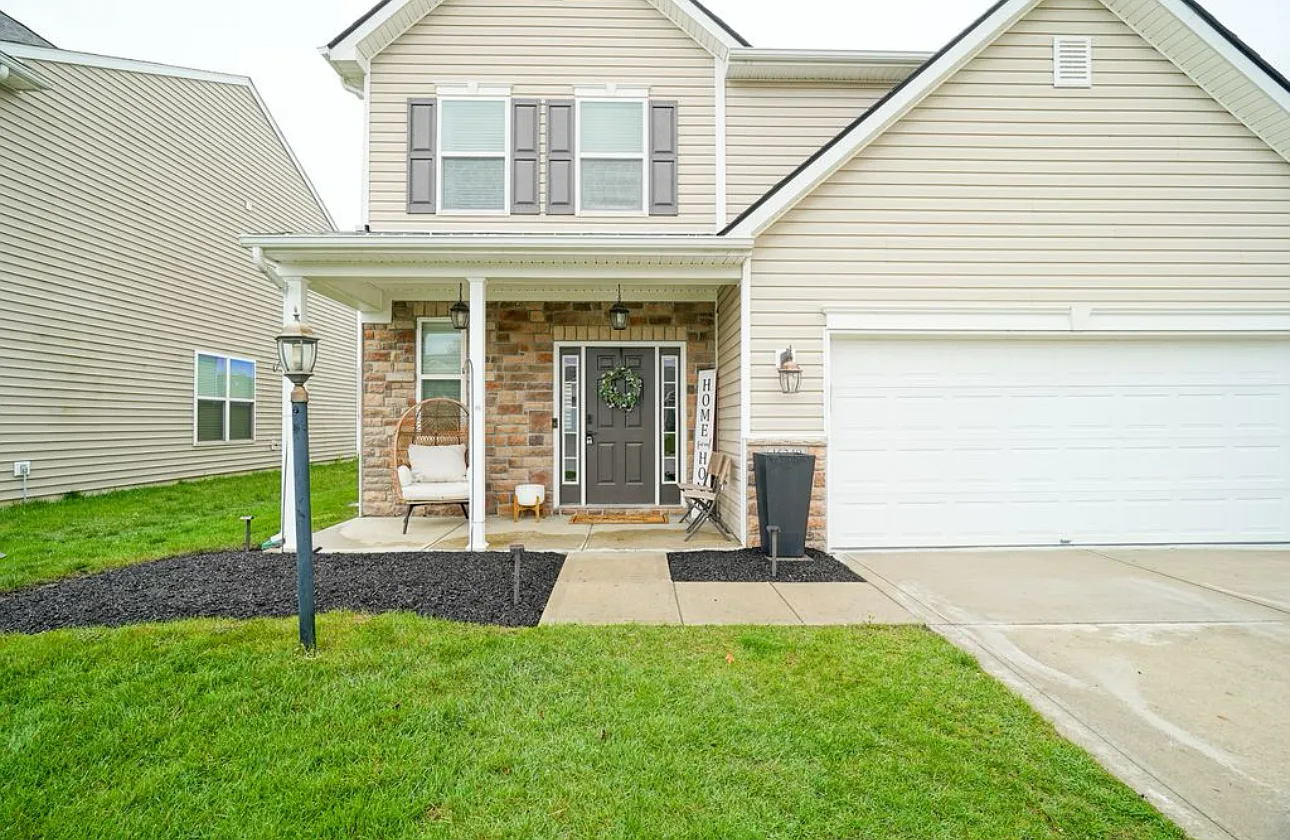 4 bed, 2392 sqft, $2,700 — Photo 2