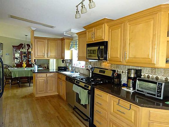 4th image of 30 Campbell Cir