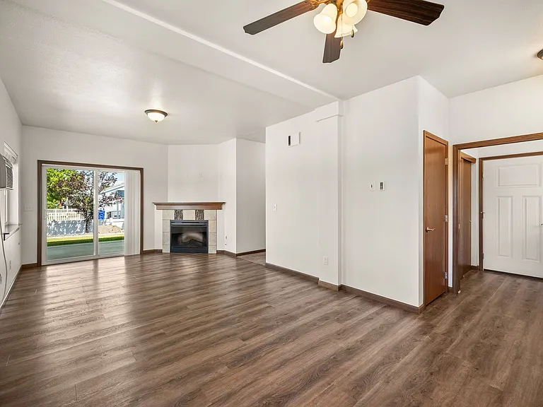 13907 E 14th Ln — Photo 3