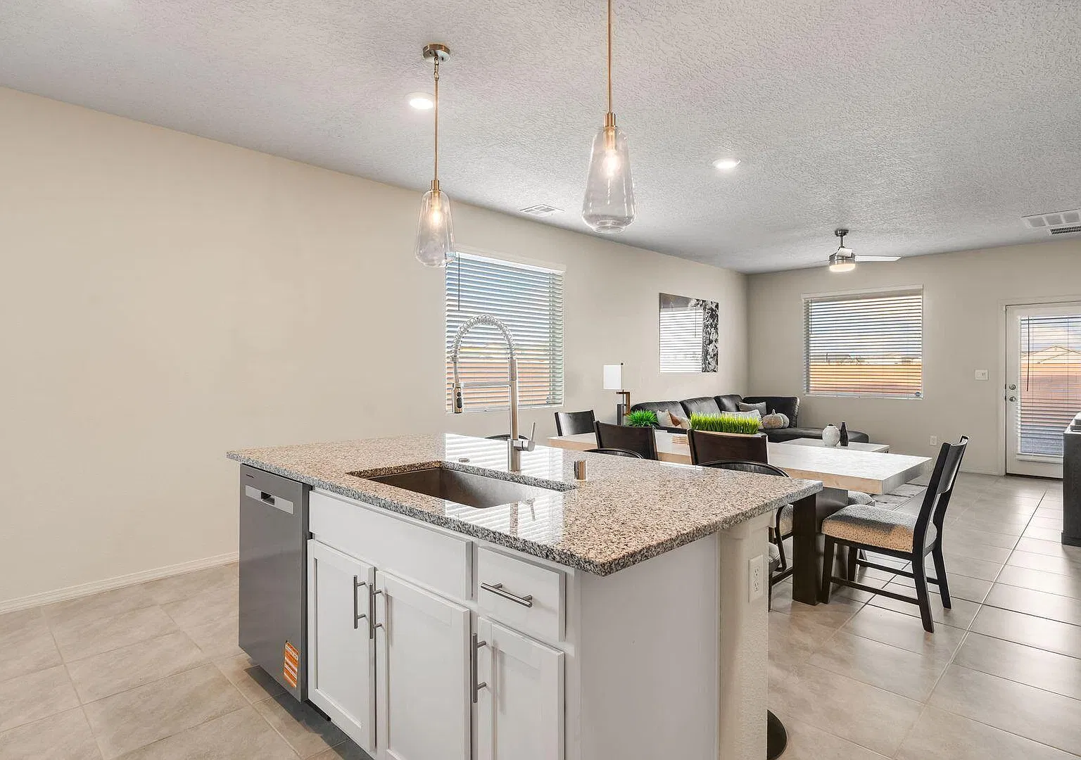 4 bed, 2.5 bath, 2078 sqft, $2,750 — Photo 4