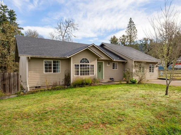 153 Leisure St, Glide, OR 97443
