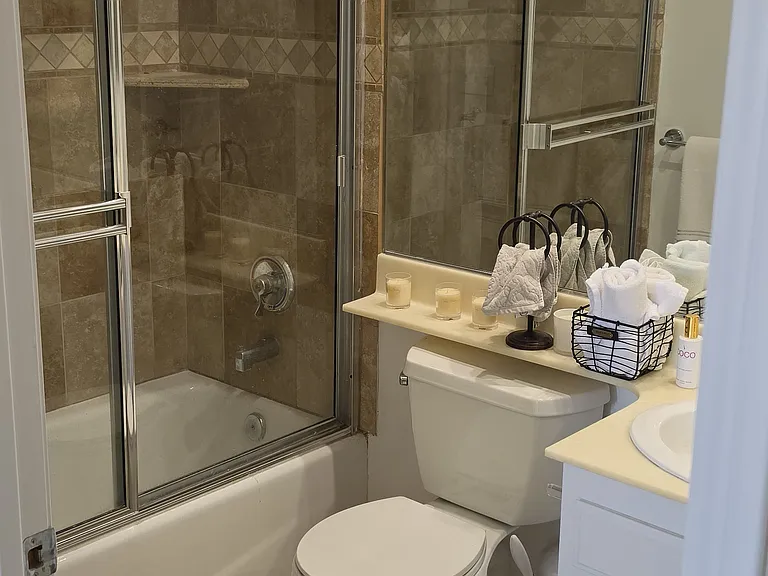 1076 S Orange Grove Ave #1 — Photo 16