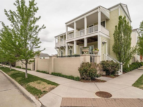 Enjoy the adjacent park with your family, great location in New Town to the canal and lakes!