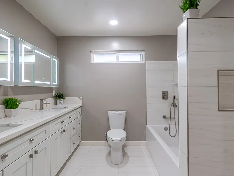 Main House M/B Bathroom