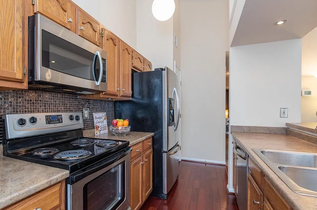 kitchen - 1002 Markham Ct #M