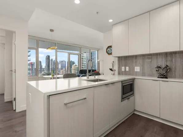 5051 Imperial St #2207, Burnaby, BC V5J 0J3