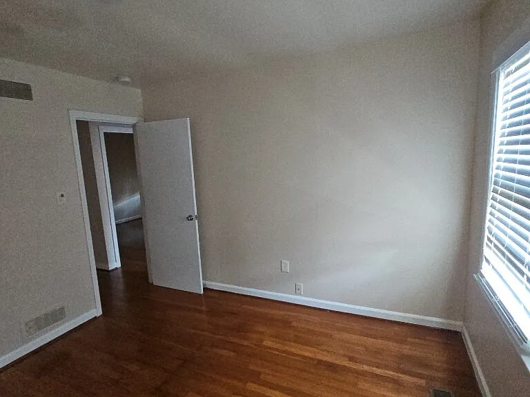 1144 Crull Dr — Photo 2
