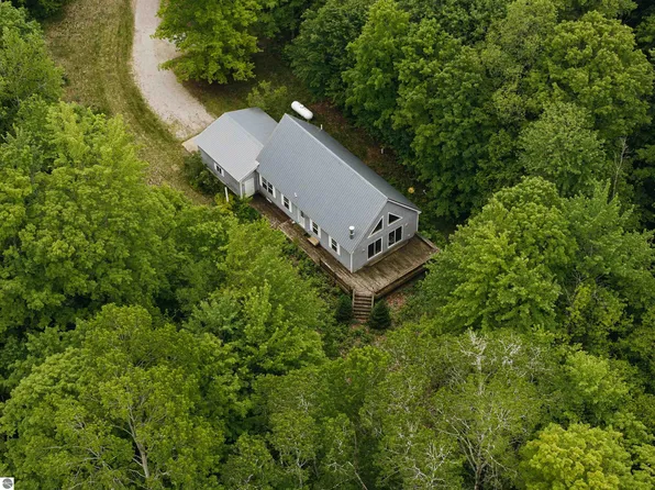 7434 Betsie River Ct, Benzonia, MI 49616