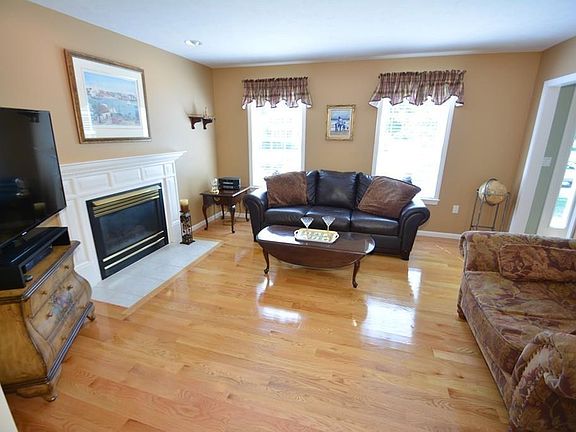 4th image of 30 Frances Dr