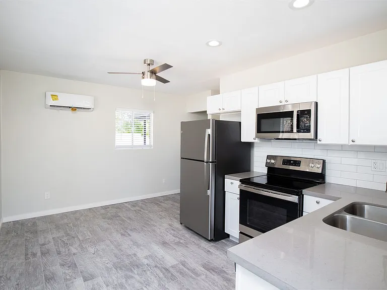 2122 W Augusta Ave #7 — Photo 6