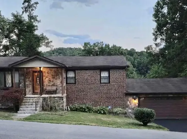 217 Deck St, Mount Hope, WV 25880