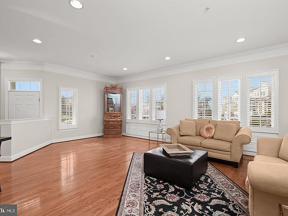 5th image of 8725 Lake Edge Dr
