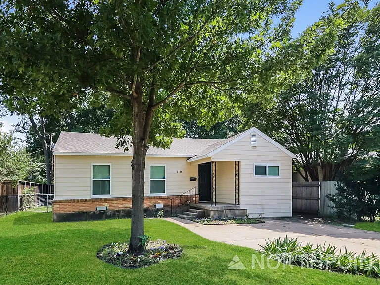 2118 Norwood Dr — Photo 2