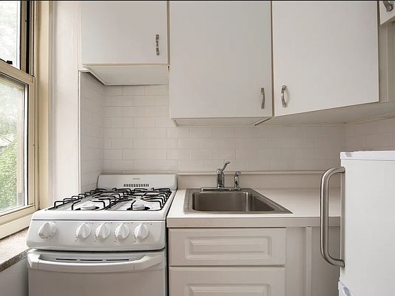 3rd image of 155 E 77th St APT 4E