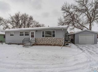 417 S Cherry St, Lennox, SD 57039