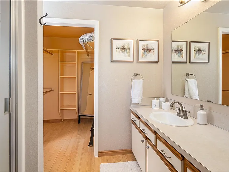 Master Bath w/ Walk-in Shower