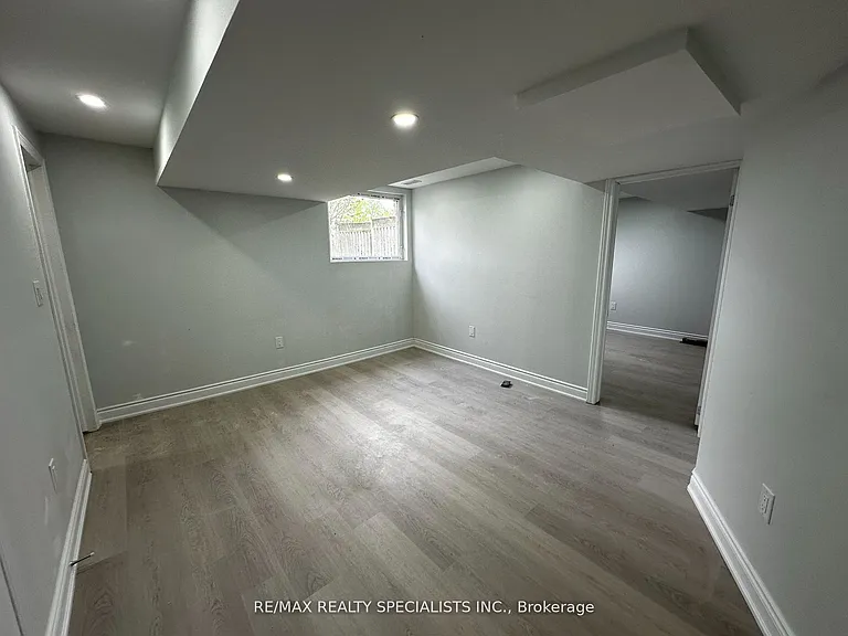 43 Earlsbridge Blvd #LOWER — Photo 3