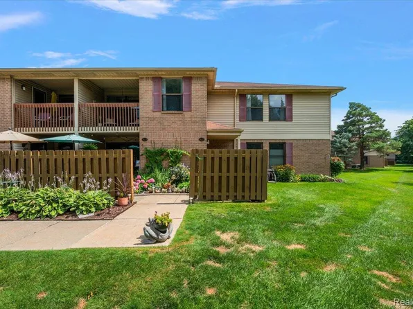 19227 Surrey Ln, Northville, MI 48167