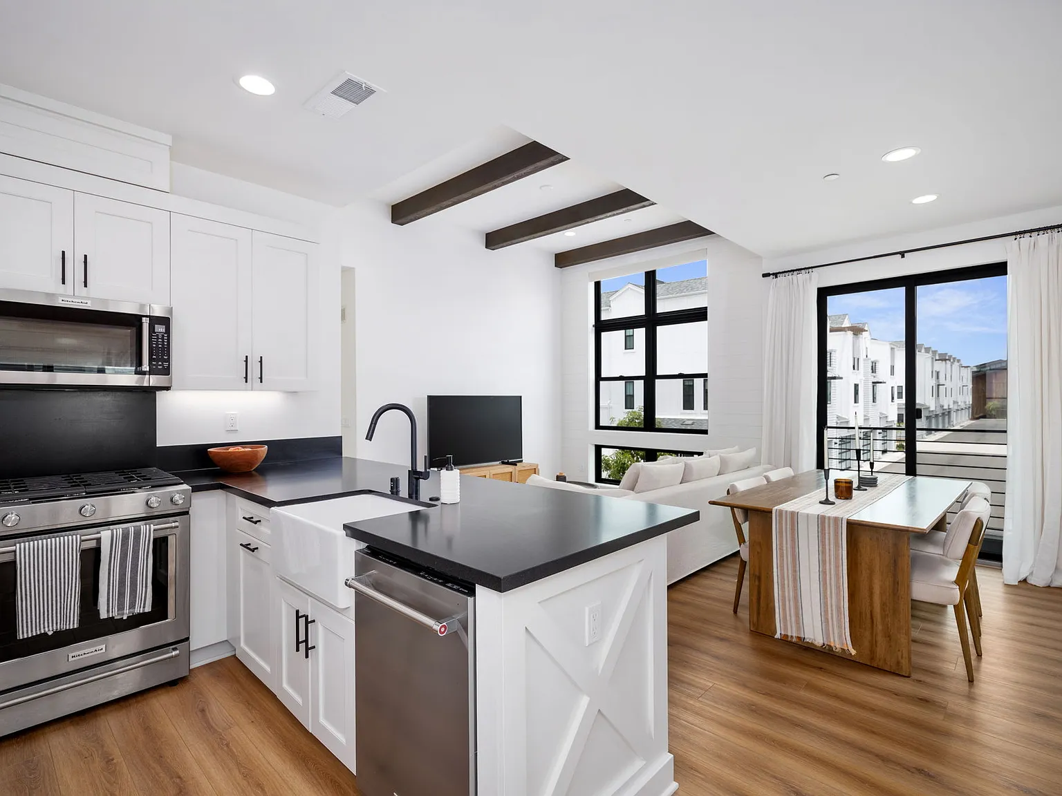2 bed, 709 sqft, $5,500 — Photo 2