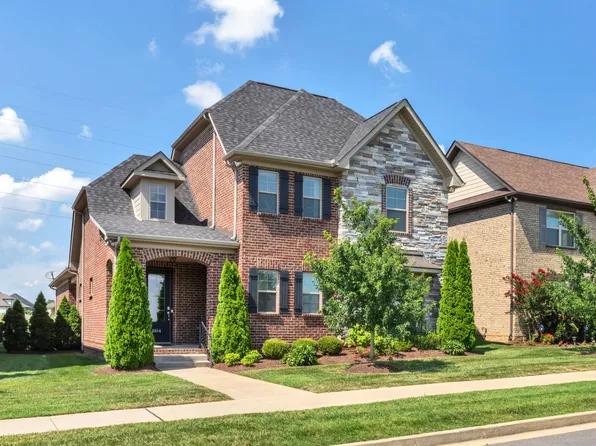1054 Paddock Park Cir, Gallatin, TN 37066