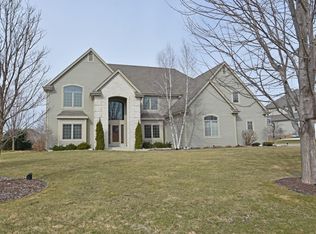 1207 Mary Hill Cir, Hartland, WI 53029