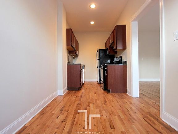 5th image of 2244 W Wilson Ave APT 305