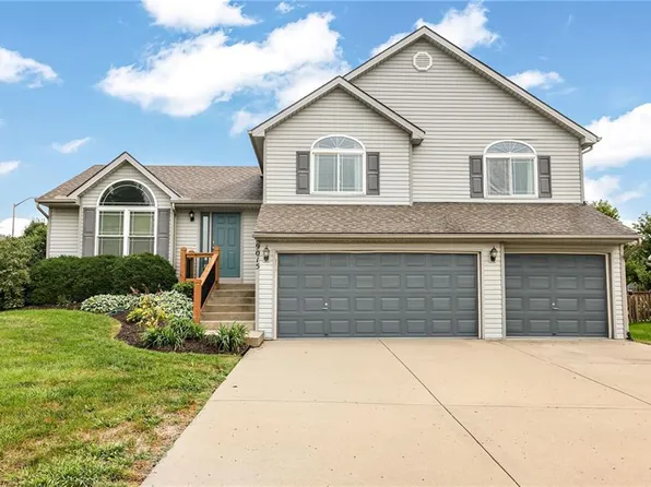 9015 N Essex Dr, Kansas City, MO 64156