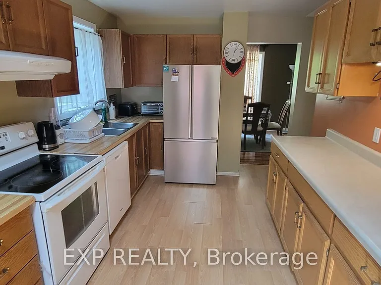 796 Harlequin Cres — Photo 3