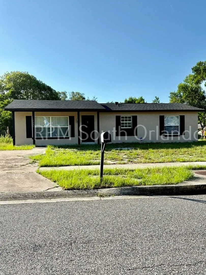 Charming 3-bedroom, 2-bathroom home Located in a well-established neighborhood in Ocoee — Photo 1