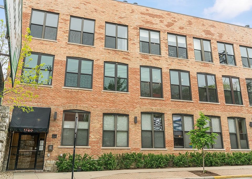 1st image of 1760 W Wrightwood Ave APT 301