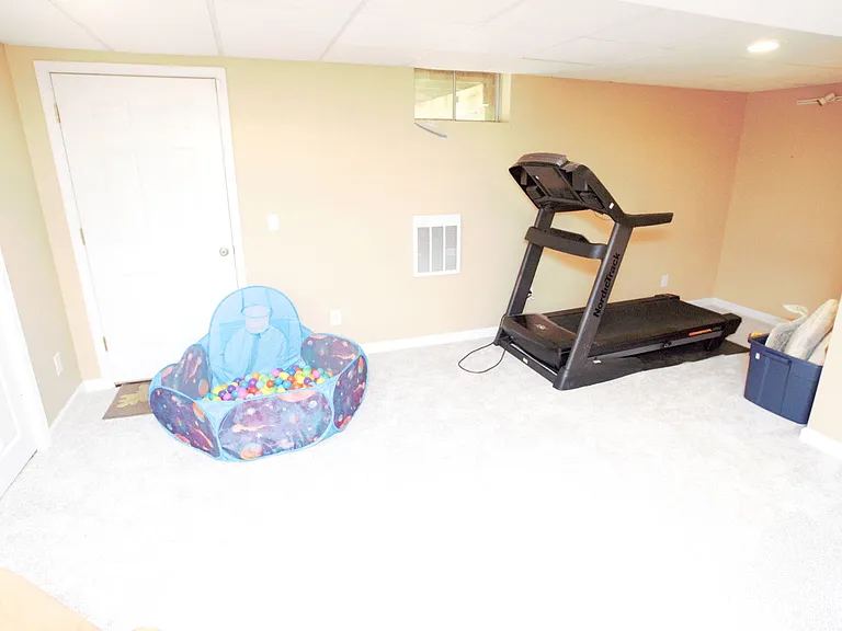 98 Thorndale Cir — Photo 34