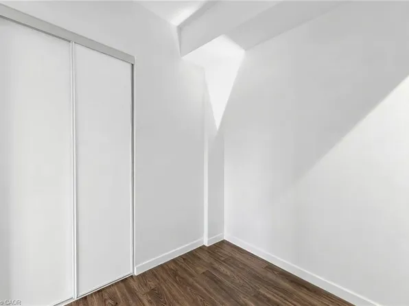 319 Jarvis St #3207, Toronto, ON M5B 2C2