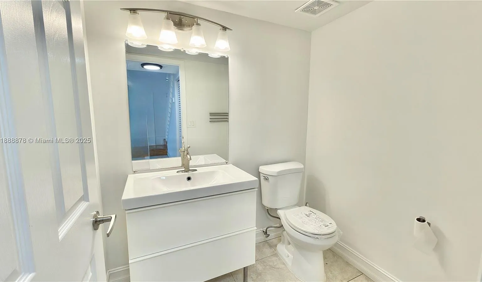 3 bed, 2.5 bath, 1400 sqft, $3,160 — Photo 4